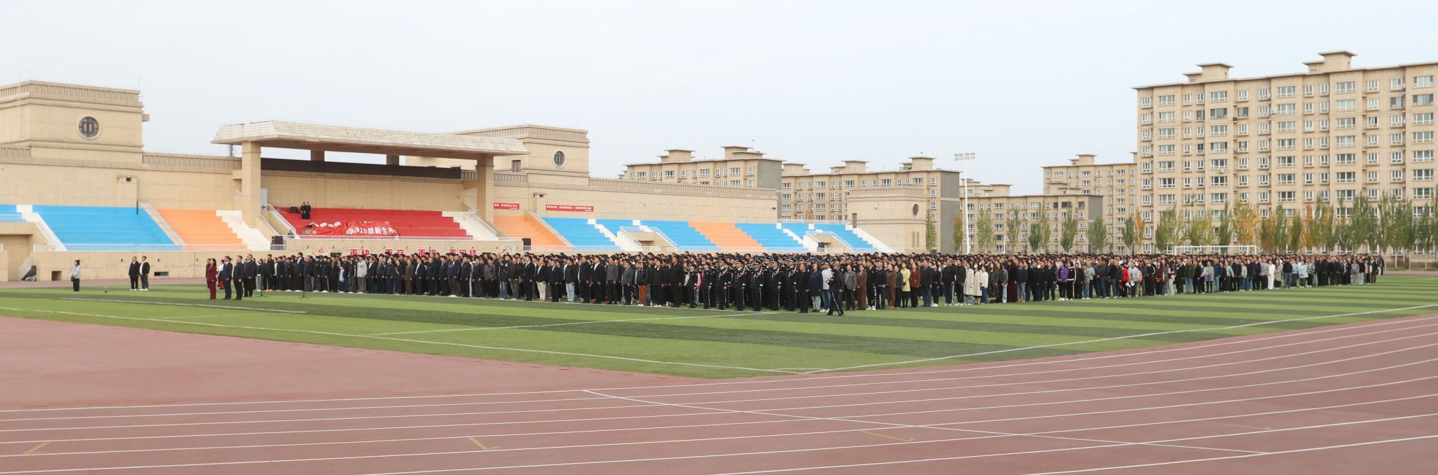 优德举行庆祝中华人民共和国成立76周年升旗仪式暨“同心筑梦贺华诞，踔厉奋发启新程”国旗下的思政课活动